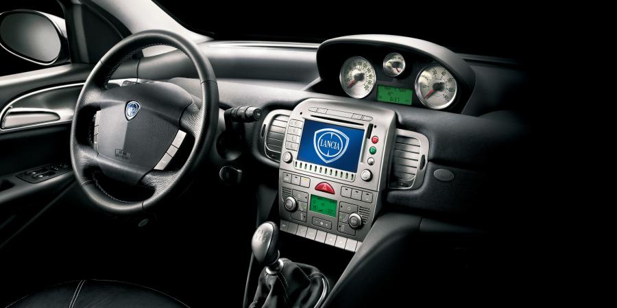 Торпедо Lancia Ypsilon Sport by MomoDesign (843) 2007 года  (фото 10 из 69)